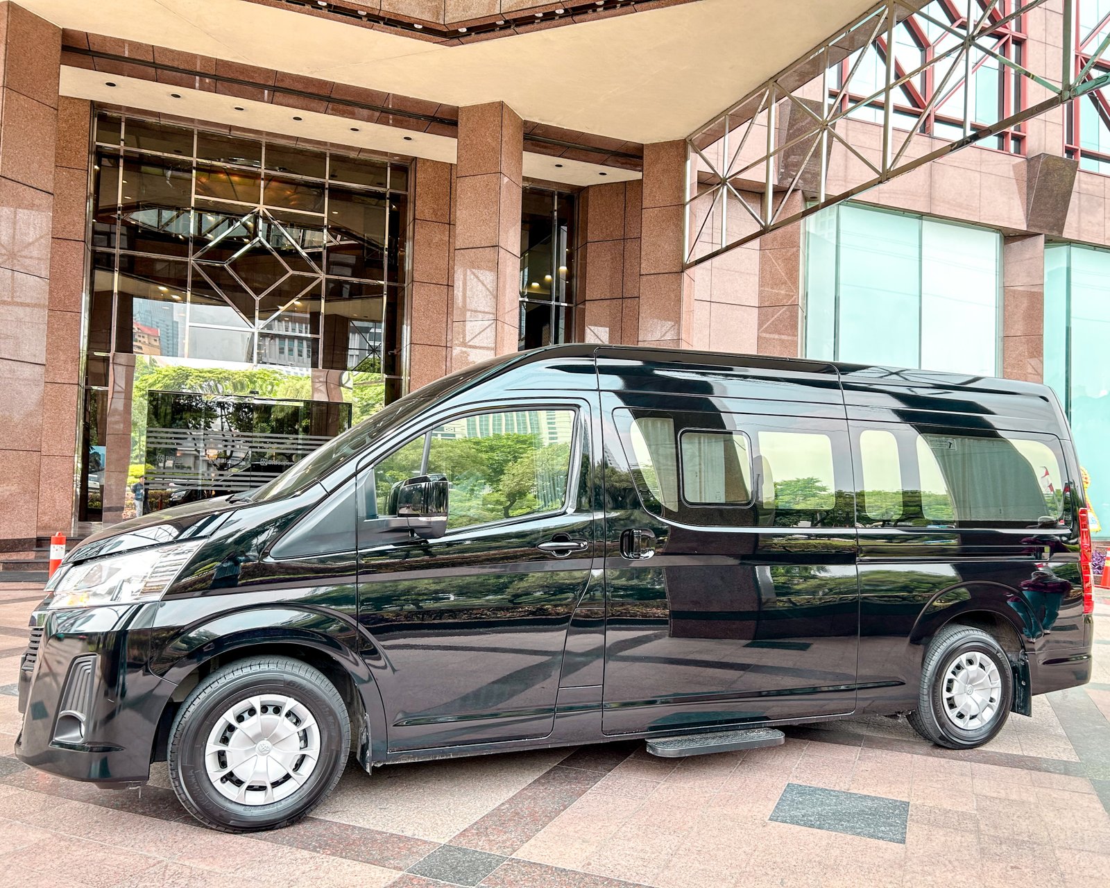 Interior kabin VIP dengan kursi premium